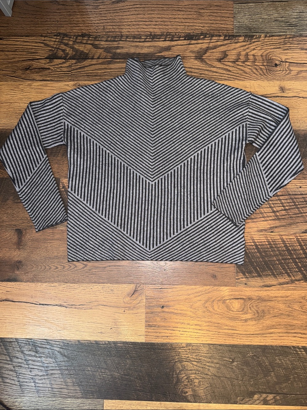 Cynthia Rowley Black & Gray Chevron Stripe Crewneck Sweater
